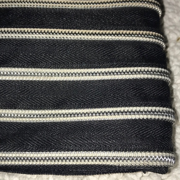 Zip-it Wristlet 🌸 - Picture 2 of 7